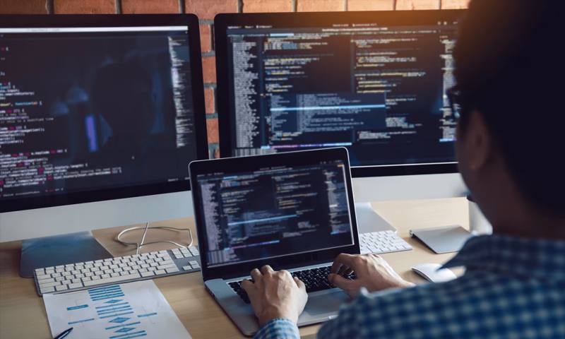 数据科学选型：R与Python如何赋能合作市网站建设？